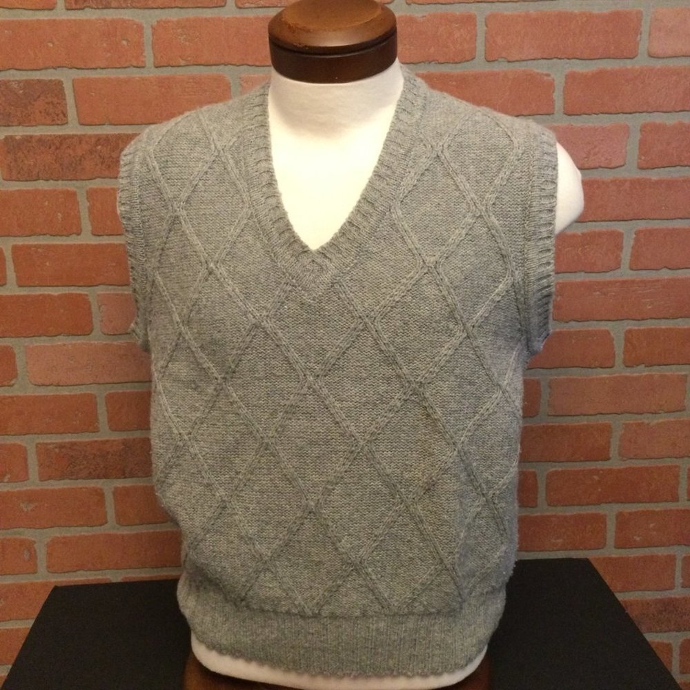 IZOD Lacoste mens Sweater Vest size large grey sleeveless pullover cable knit ar